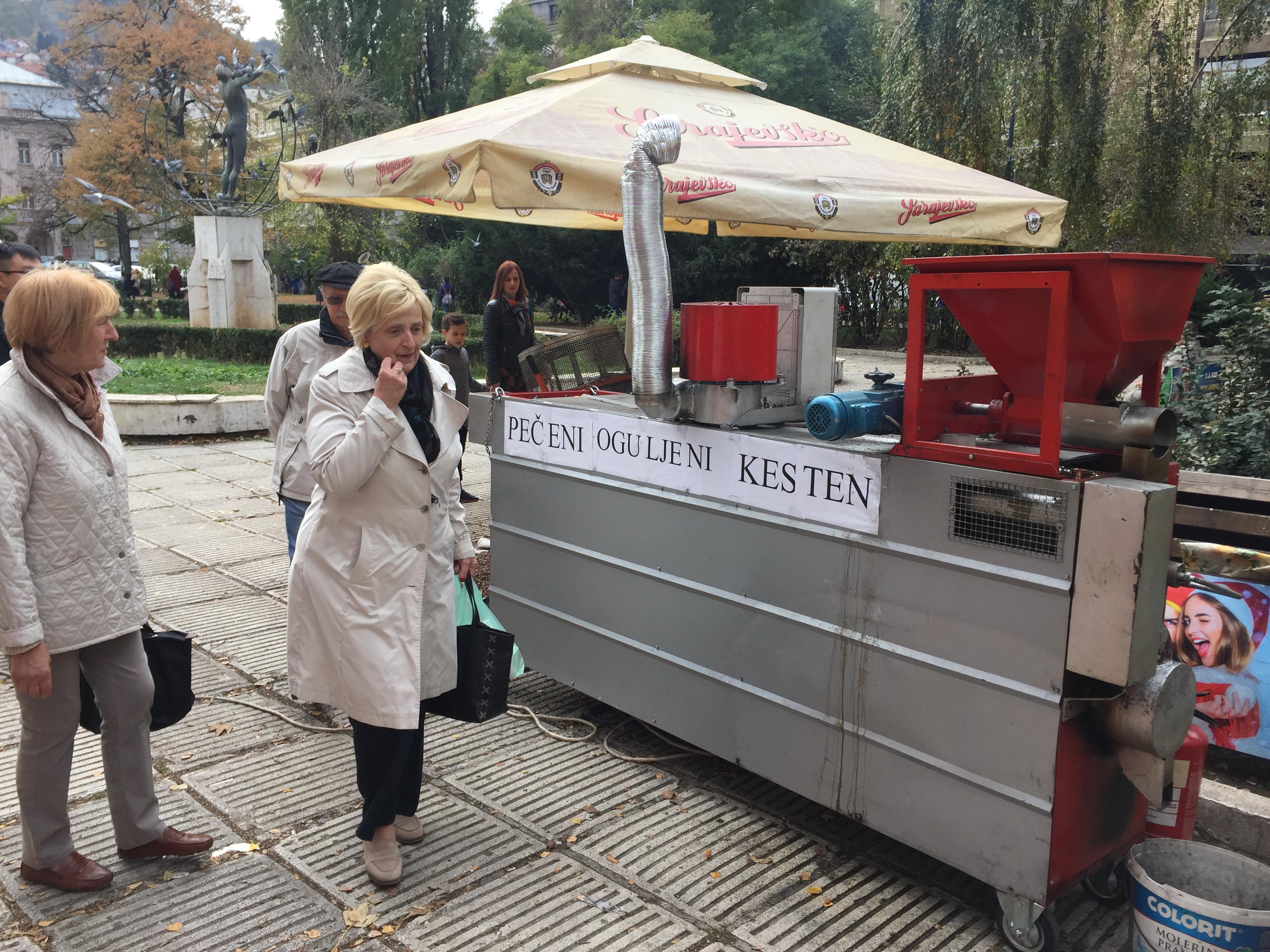 Krajišnik Sarajlijama nudi pečeno i oguljeno kestenje