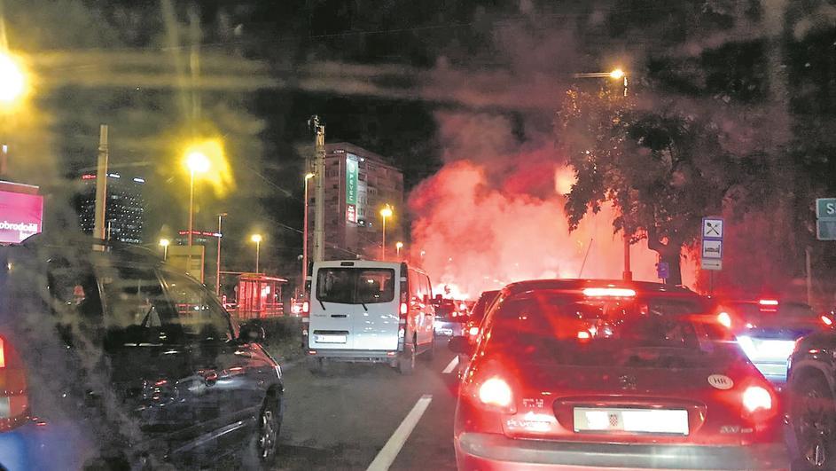 Svatovi bakljadom blokirali Zagreb, policija legitimirala mladu