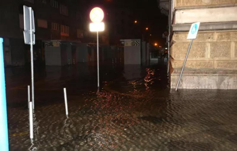 Jako nevrijeme pogodilo Hrvatsku: Rijeka pod vodom, u Splitu ogromni valovi