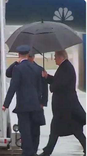 Novi bizarni snimak ulaska Trampa u Air Force One neke je nasmijao, a neke zgrozio