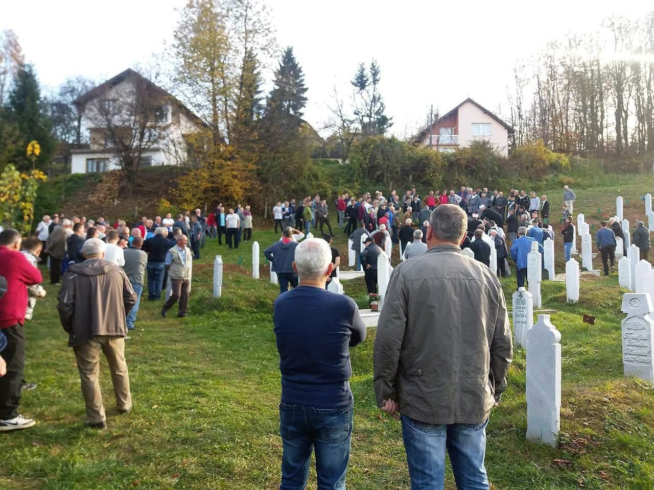 Dženazi prisustvovalo nekoliko stotina ljudi - Avaz