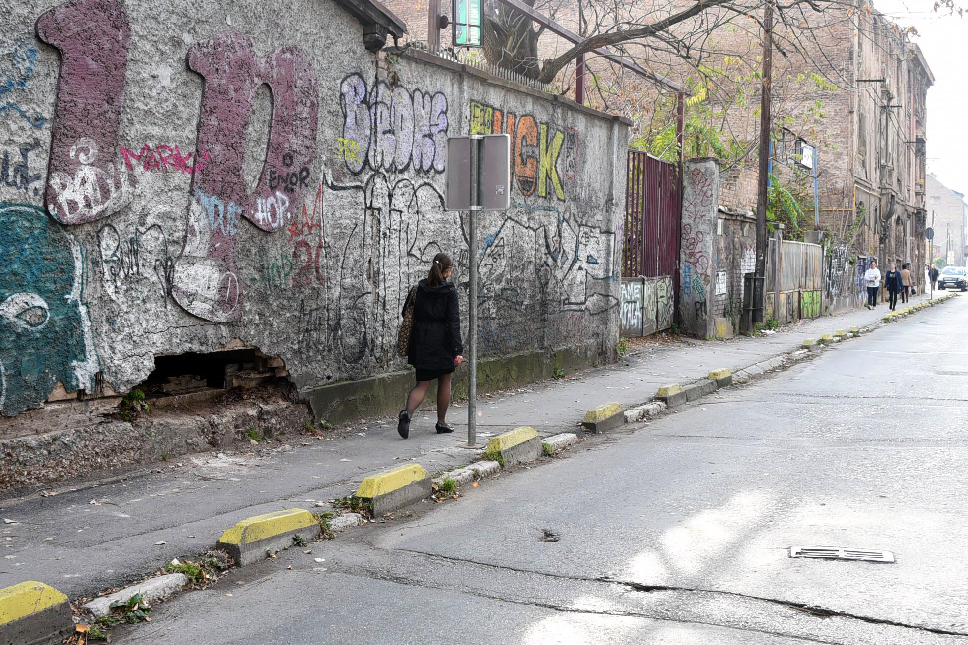 Rupa u zidu kroz koju se Ekrema provuče kako bi ušla u ruševinu (Foto. M. Kadrić) - Avaz