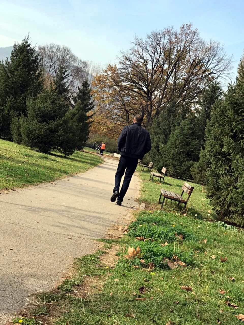 Fotografija osobe za koju se sumnja da vreba mališane - Avaz