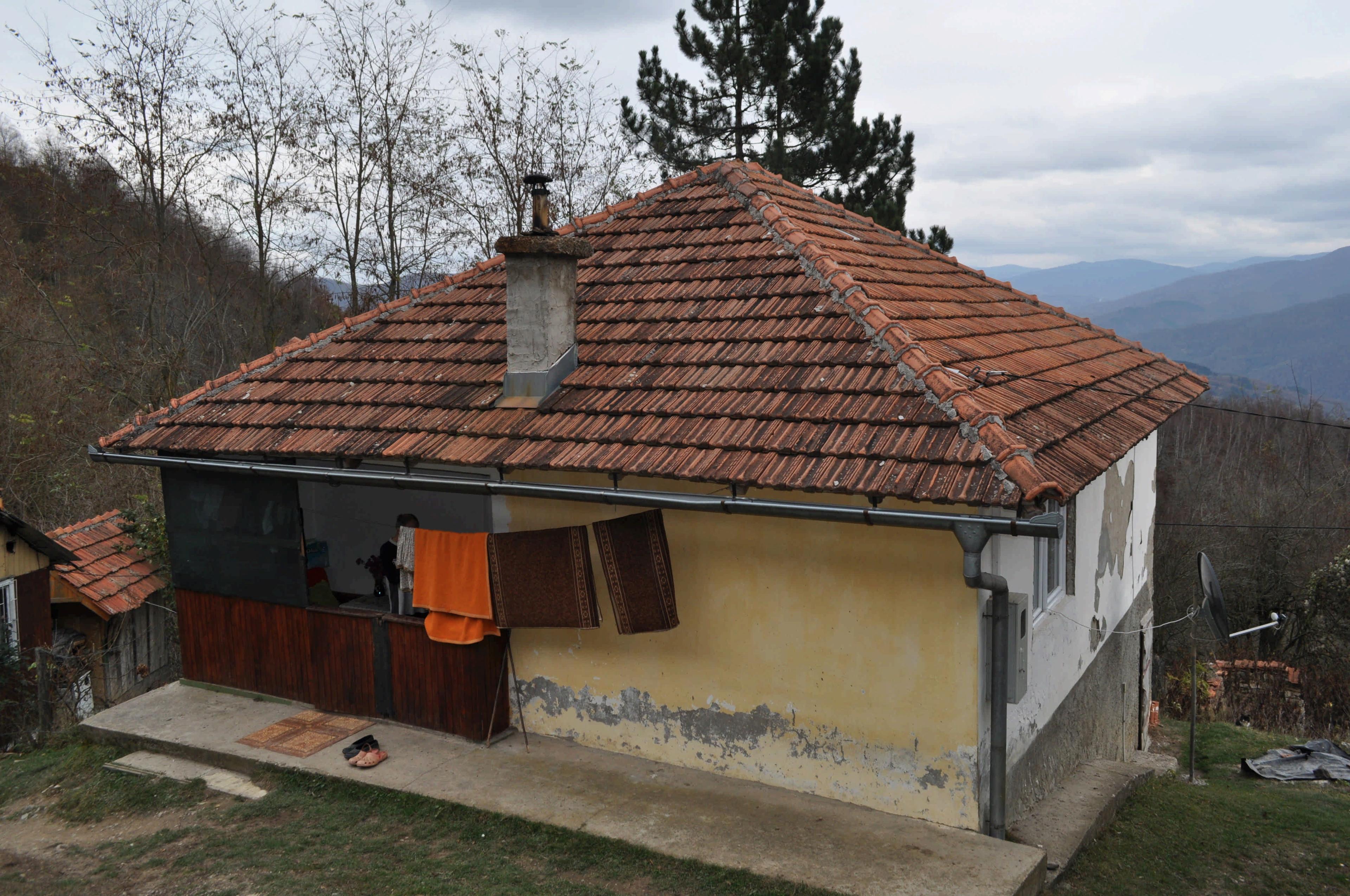 Stara kuća u kojoj žive, polako se raspada - Avaz