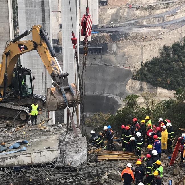 Izvlačenje radnika ispod betonskog bloka - Avaz