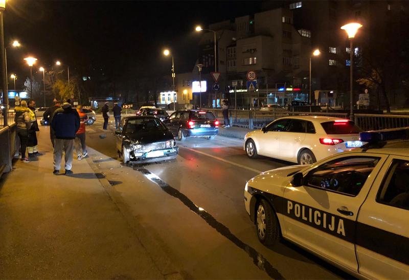 Jedna osoba povrijeđena u udesu dva automobila u Zenici