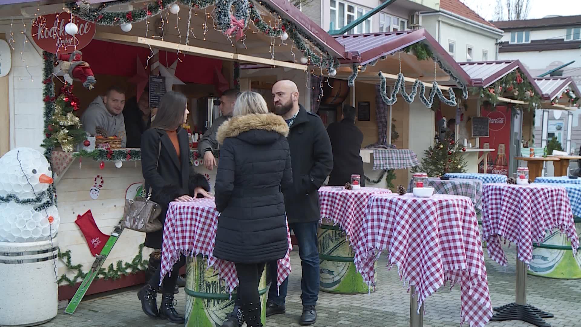 Fritule, kuhano vino i čaj od đumbira okrijepili građane