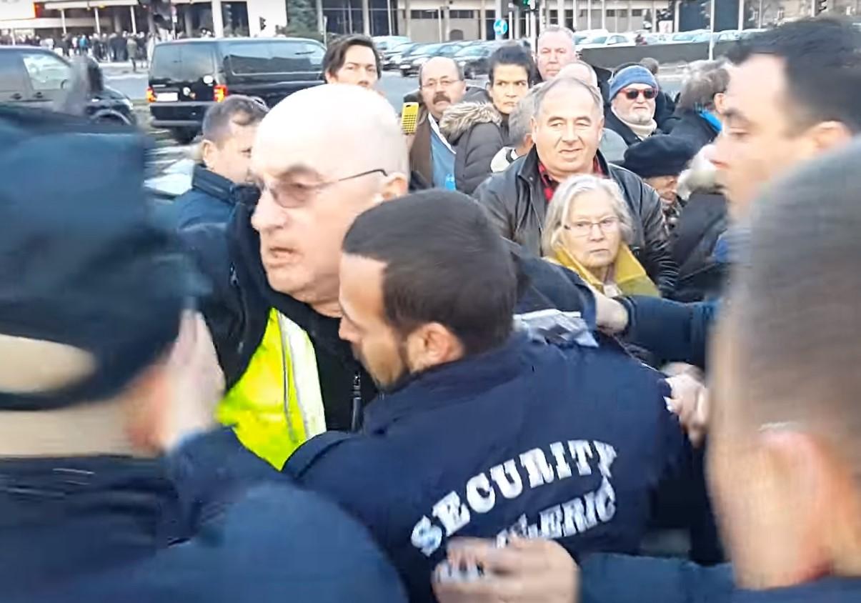 POGLEDAJTE VIDEO PROTESTA VETERANA SA OTKRIVANJA SPOMENIKA: Tuđman je upropastio Hrvatsku i predao Bosansku Posavinu