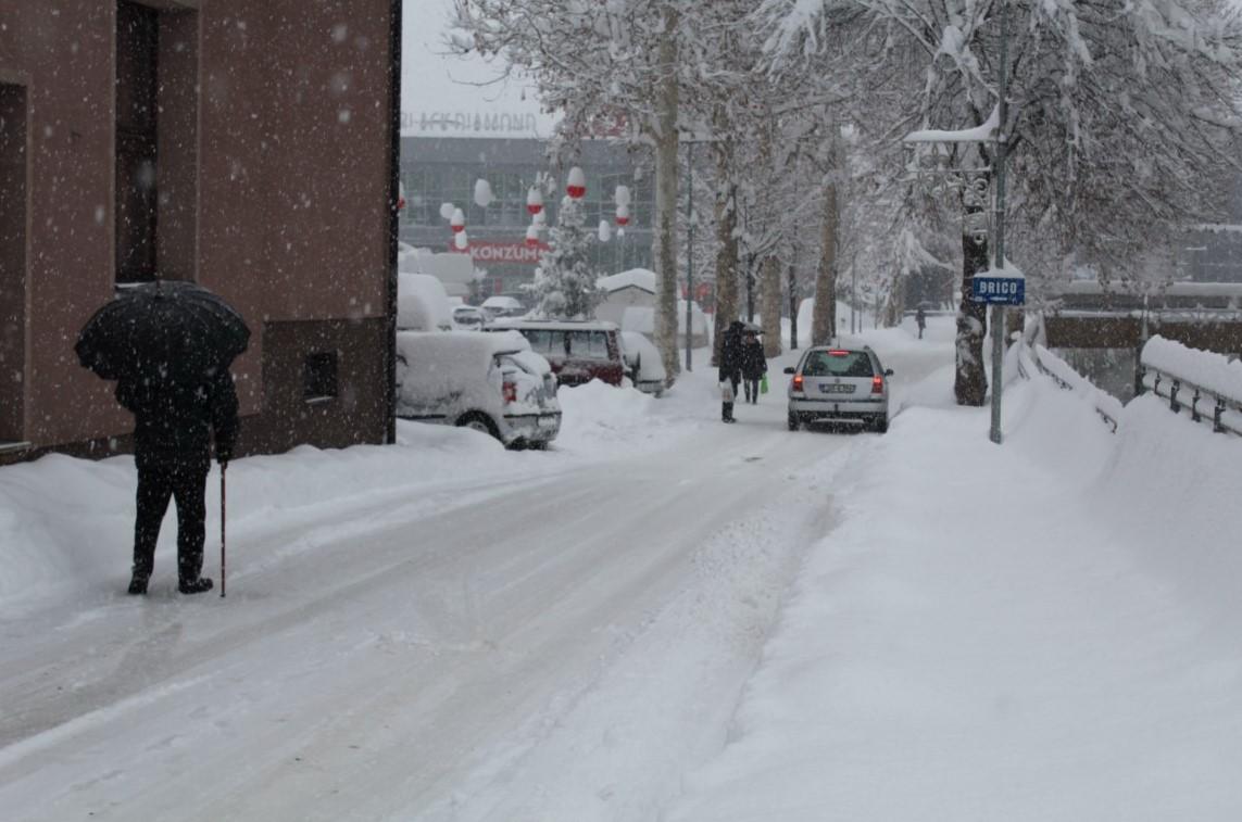 Pješacima i vozilima otežano kretanje, pristup Domu zdravlja loš