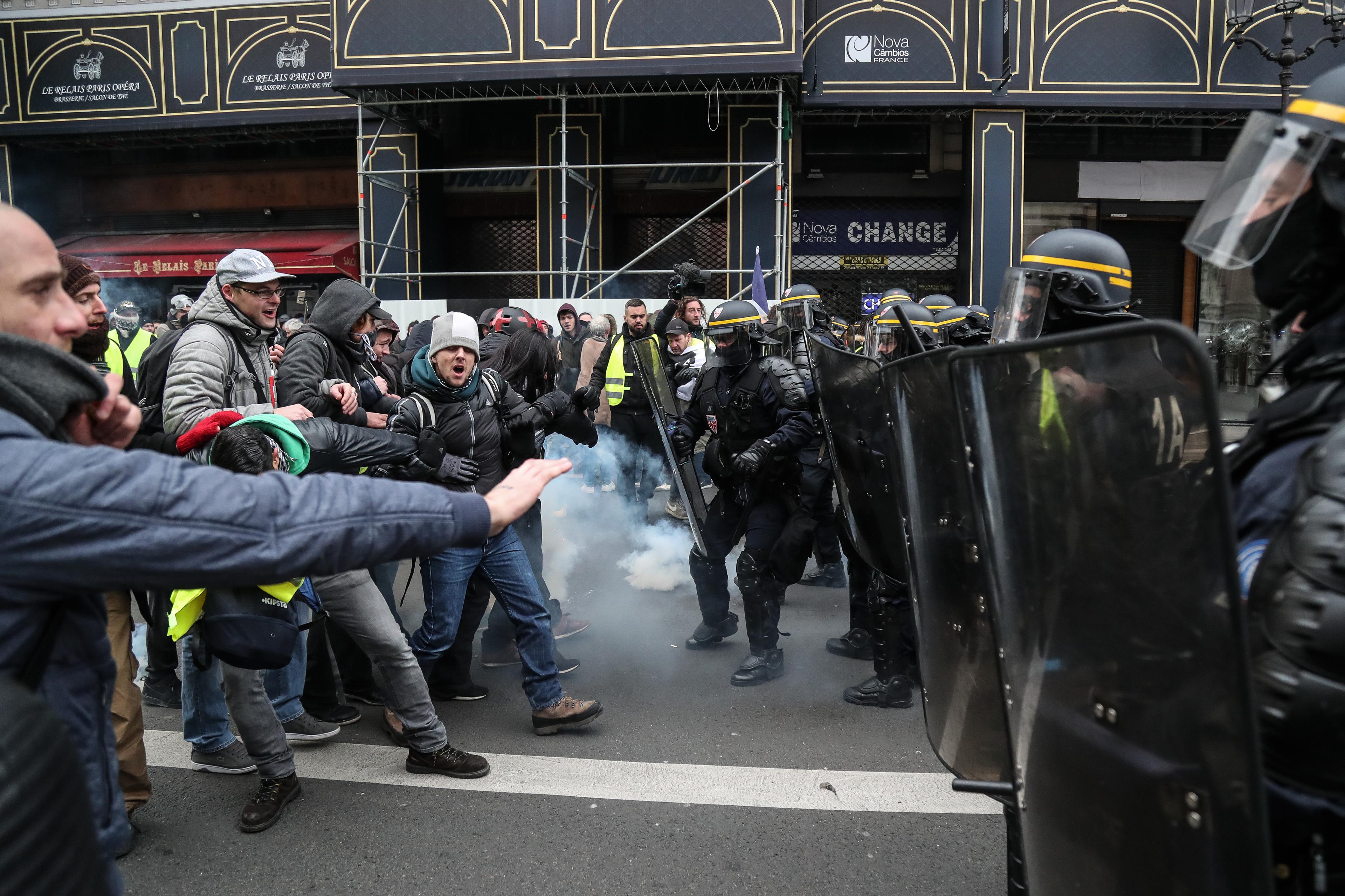 Dvoje poginulih na protestima "žutih prsluka"