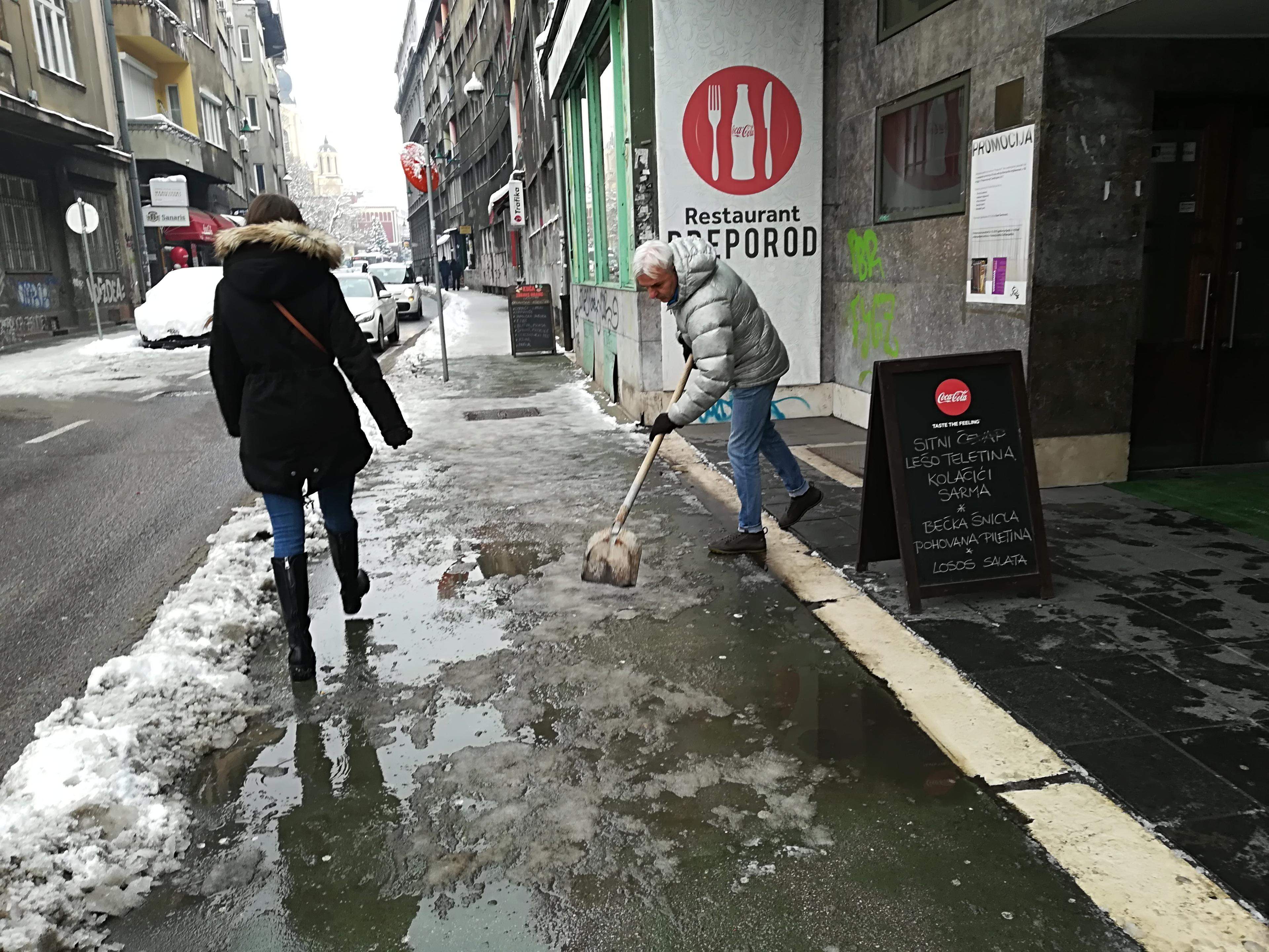 Poledica otežava kretanje, a snijeg i ledenice prijete s krovova