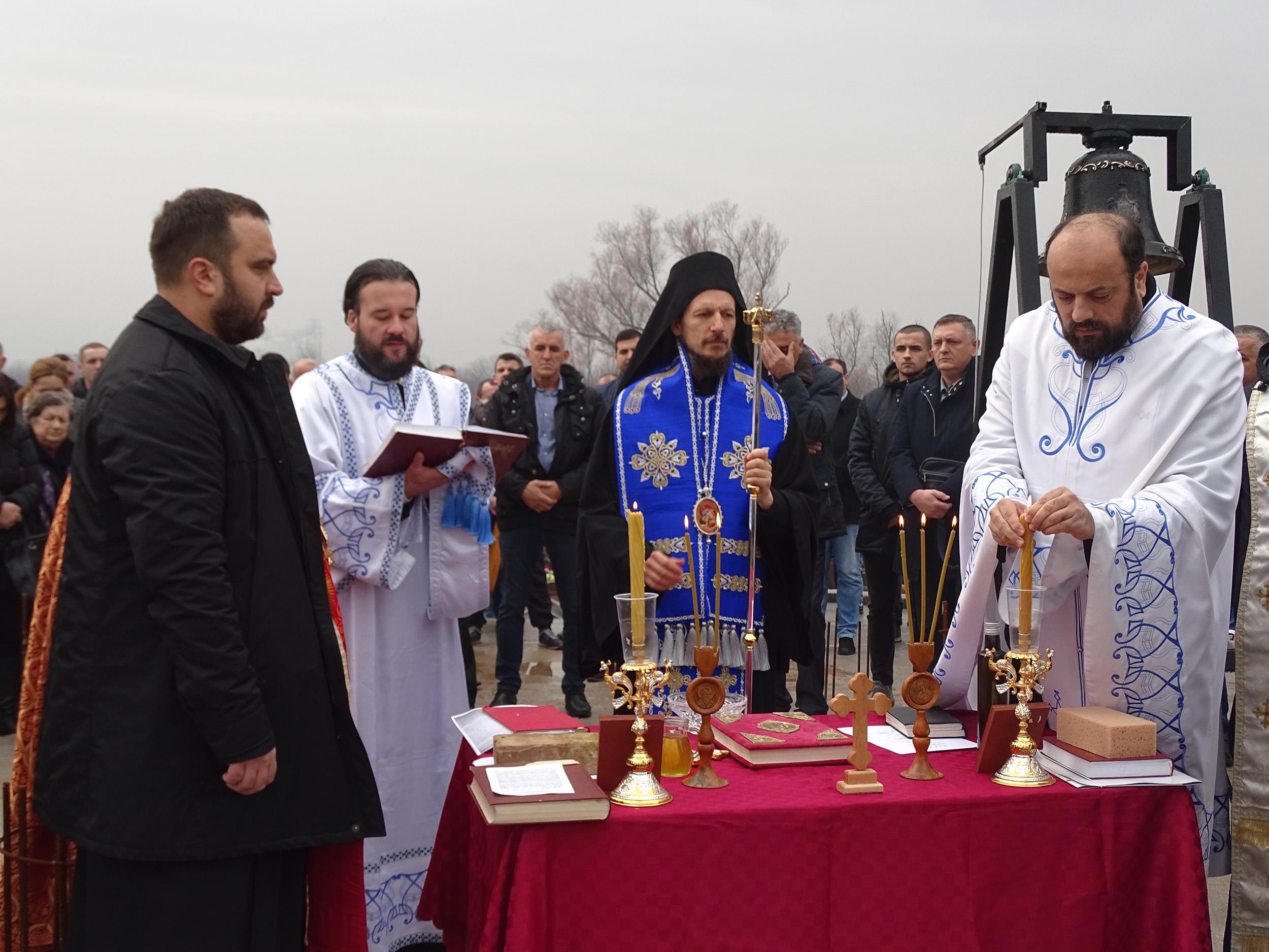 Vladika Dimitrije osveštao temelje novog hrama