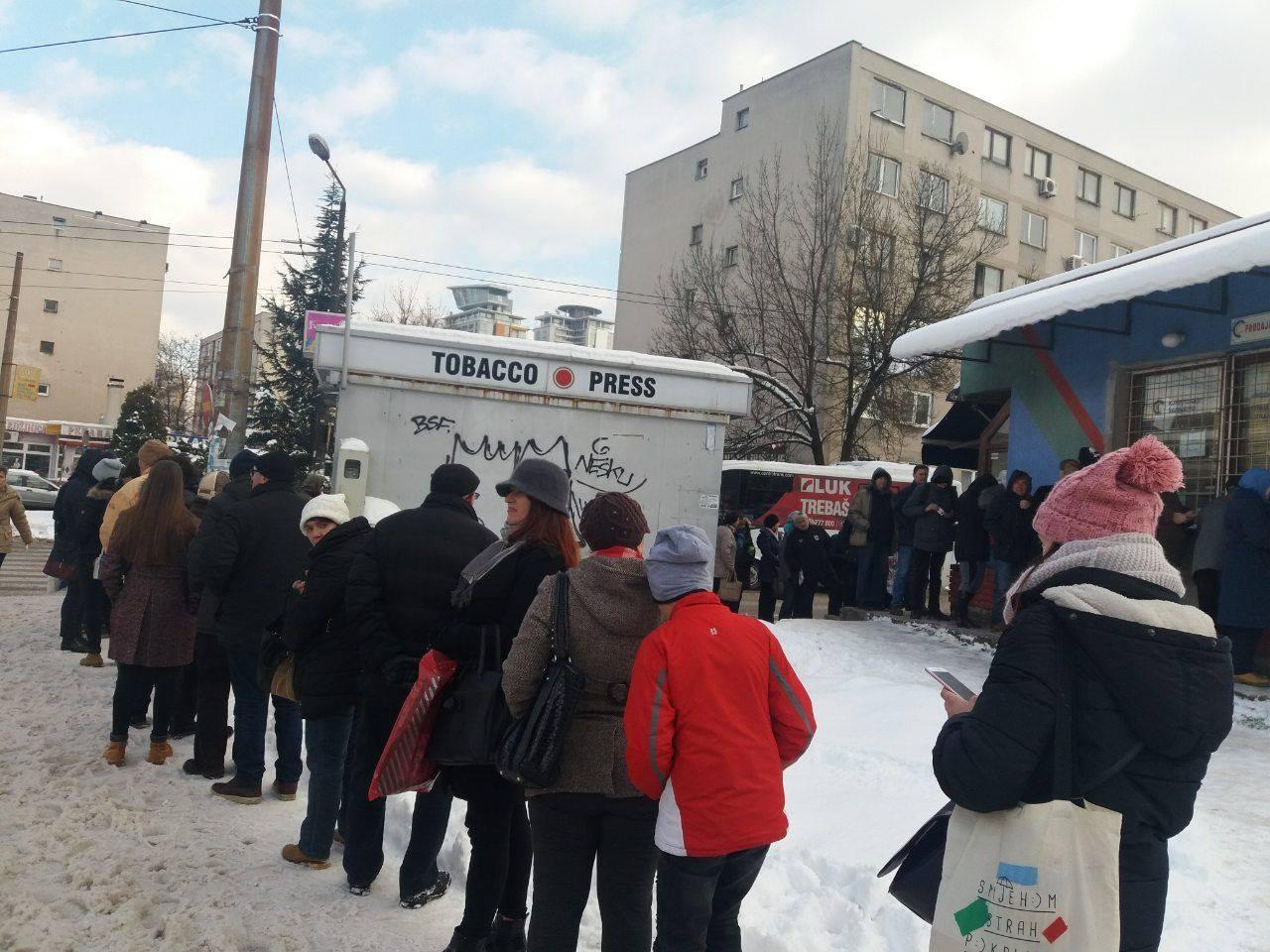 Na Otoci i Remizi haos, ljudi satima čekaju da kupe GRAS-ov kupon