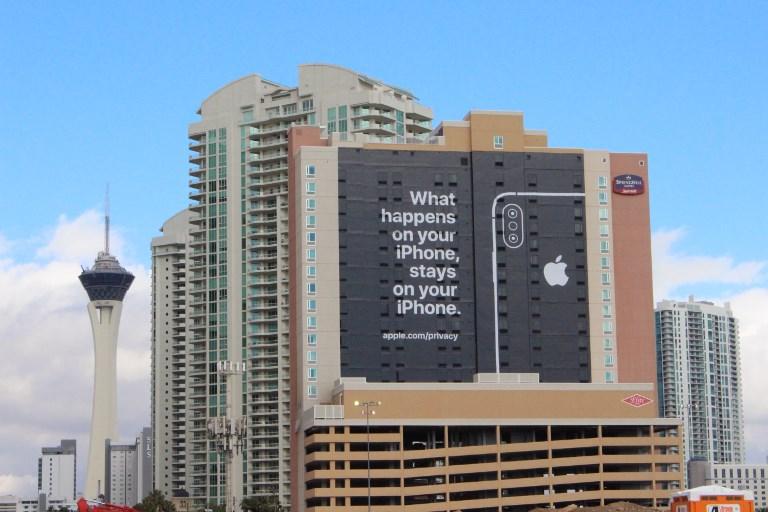 Jasna poruka: Apple ogromnim plakatom prozvao Google zbog curenja podataka korisnika