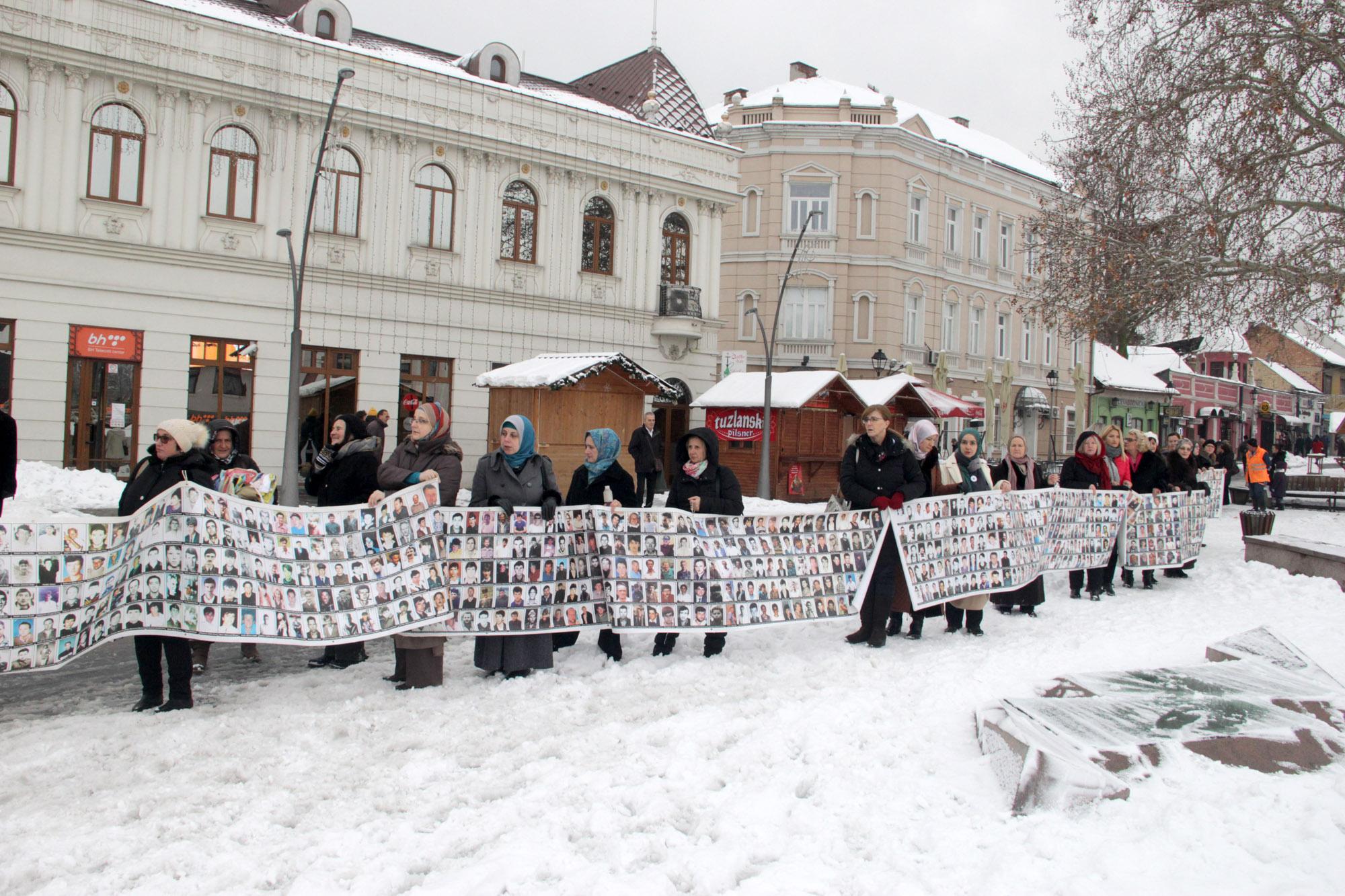 Mirni mimohod majki Srebrenice: Boli saznanje da tragamo za još 1.300 naših najmilijih