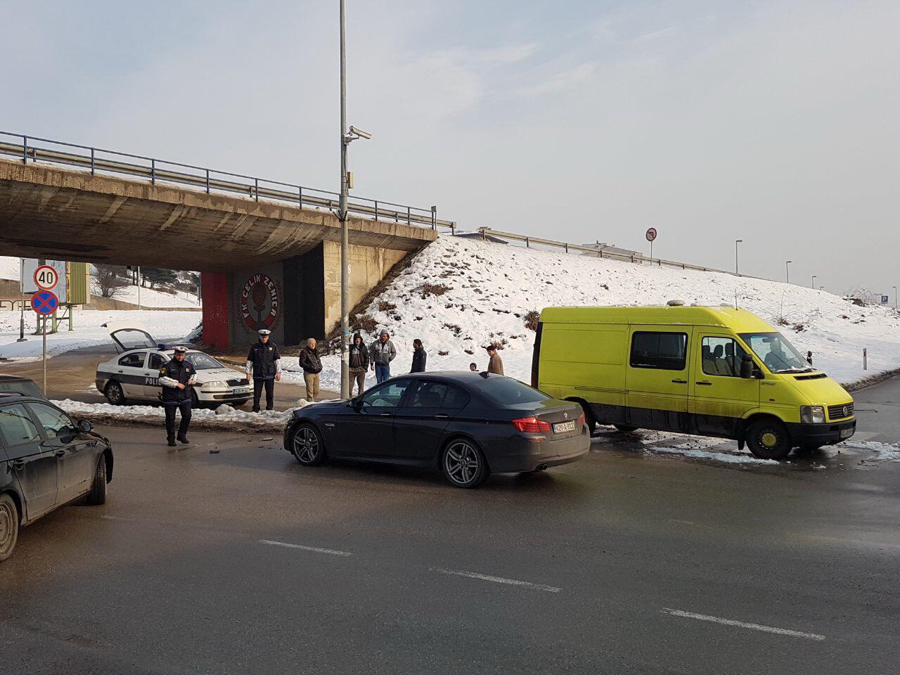 U Zenici sudar kombija i BMW-a