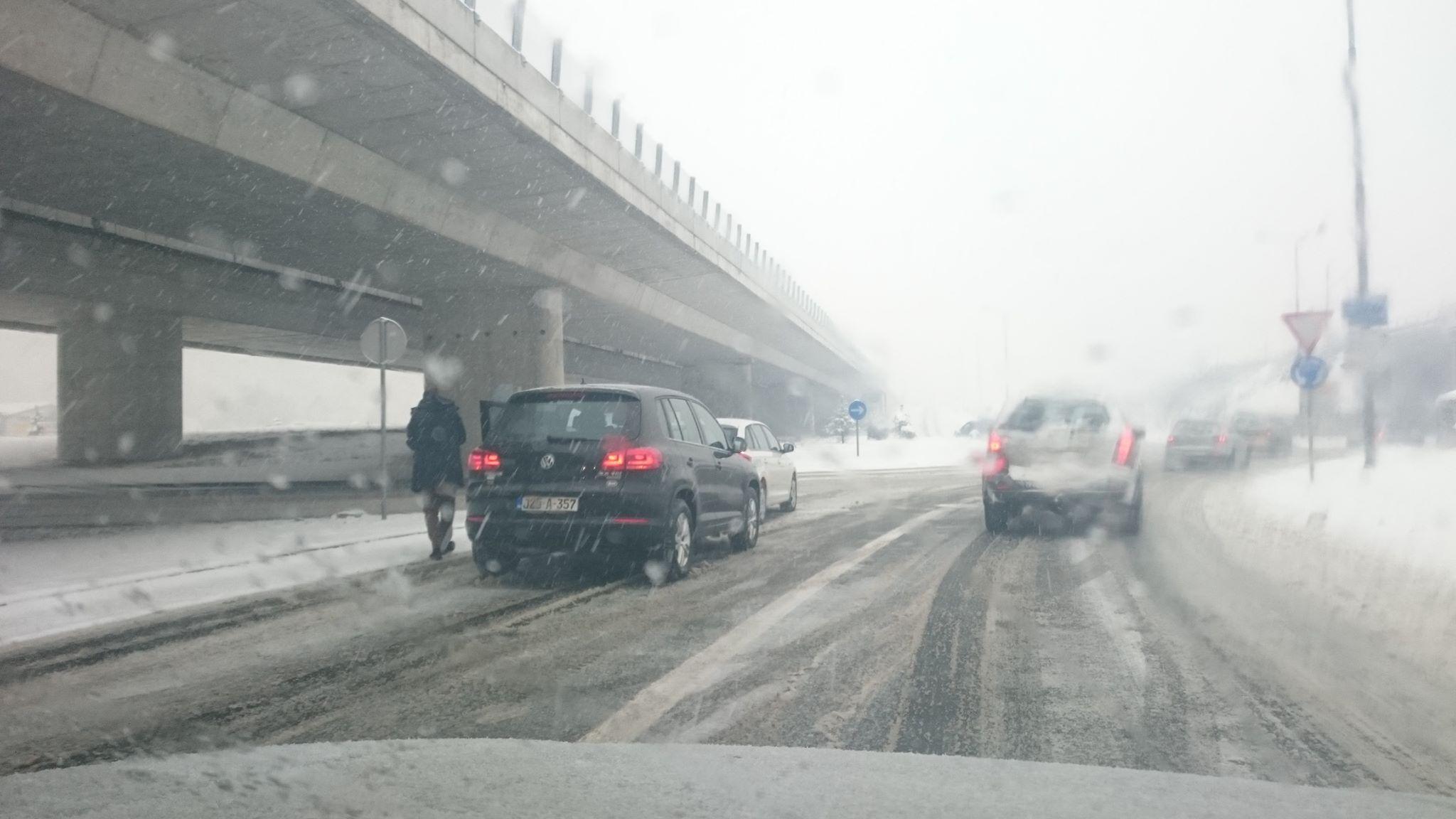 Autocesta nije očišćena, udes kod kružnog toka na Stupu