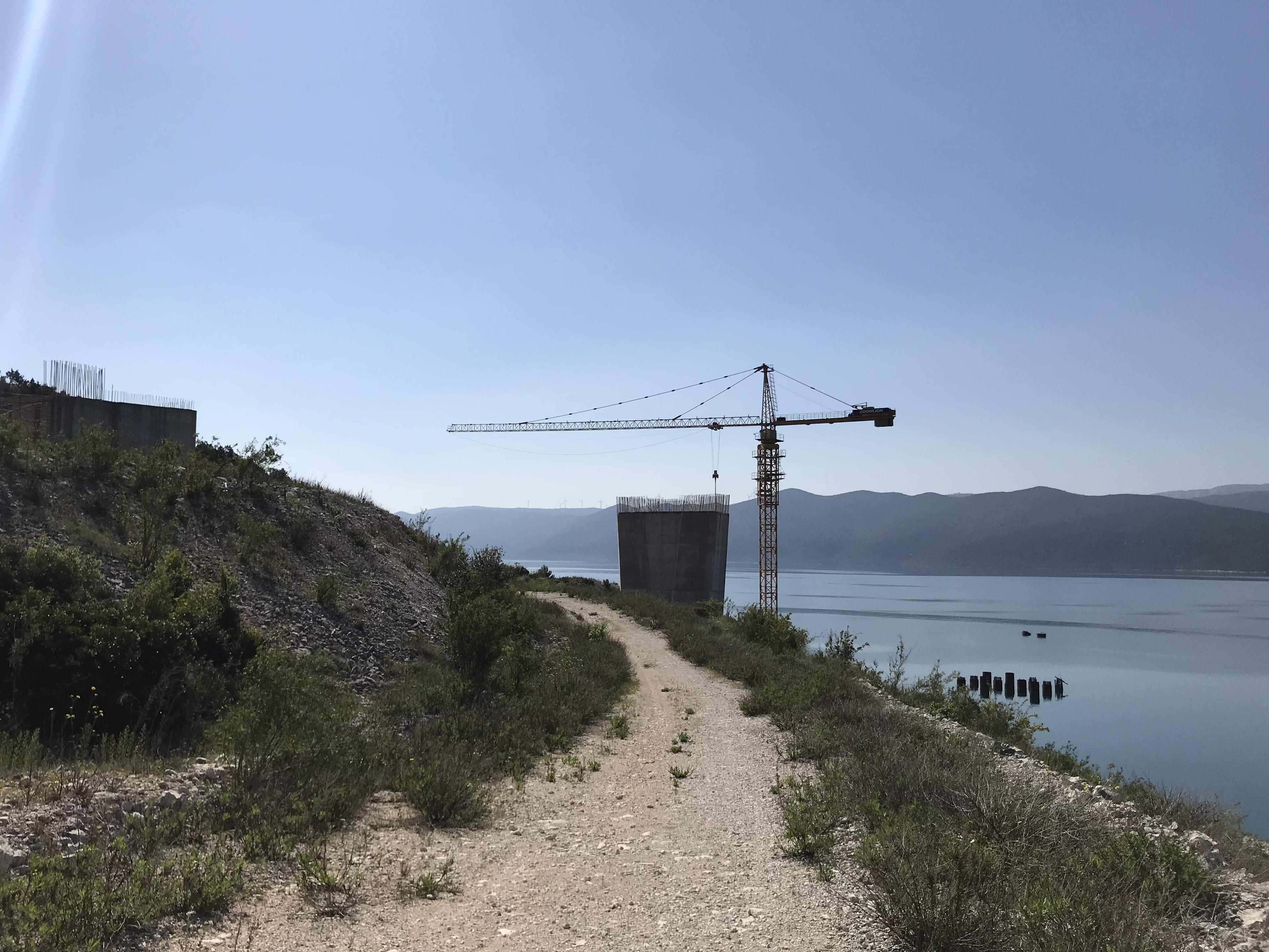 Počelo postavljanje prvog stalnog stuba Pelješkog mosta