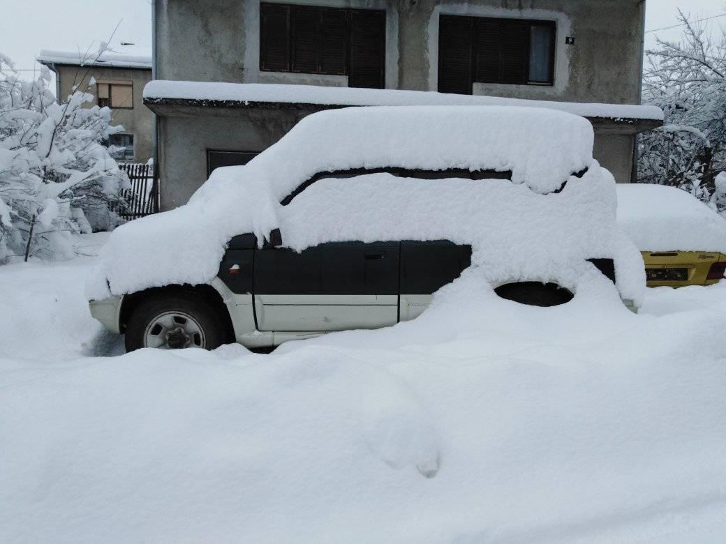 Putnički automobil prekriven snijegom - Avaz