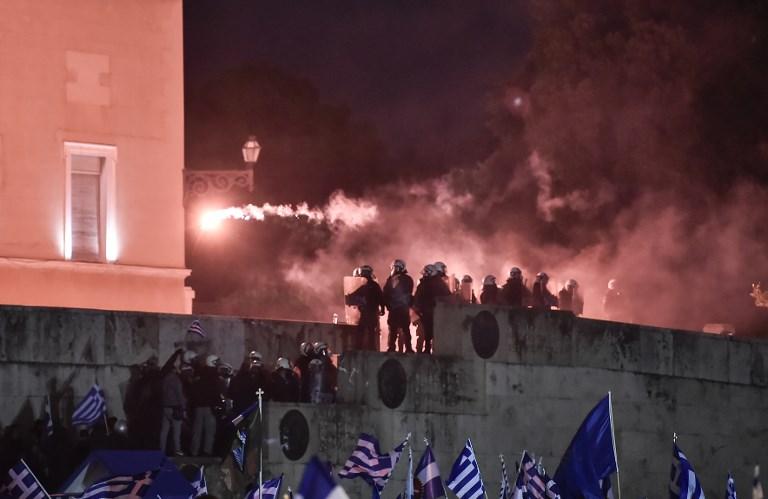 Grčka policija ispalila suzavac na demonstrante okupljene zbog dogovora sa Makedonijom