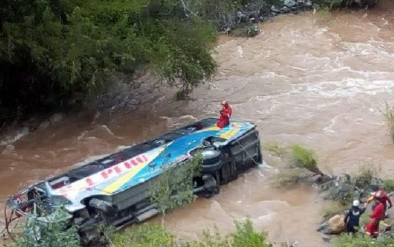 Autobus sletio u rijeku, poginulo najmanje deset osoba