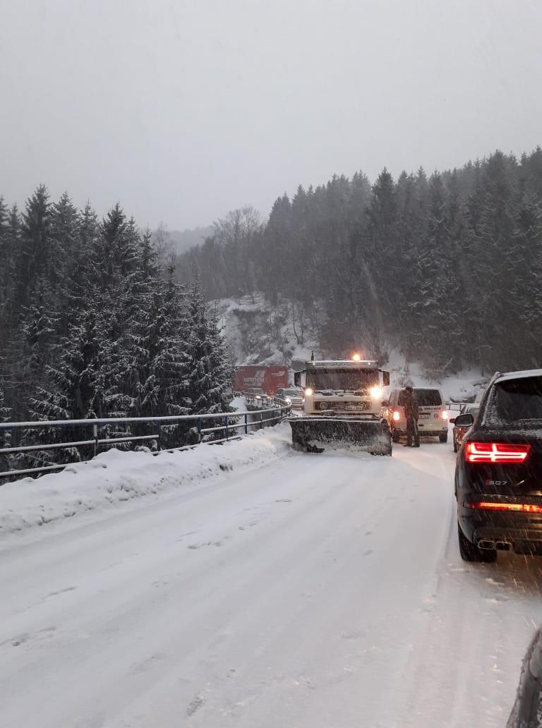 Prepriječio se kamion na Komaru, kilometarske kolone vozila