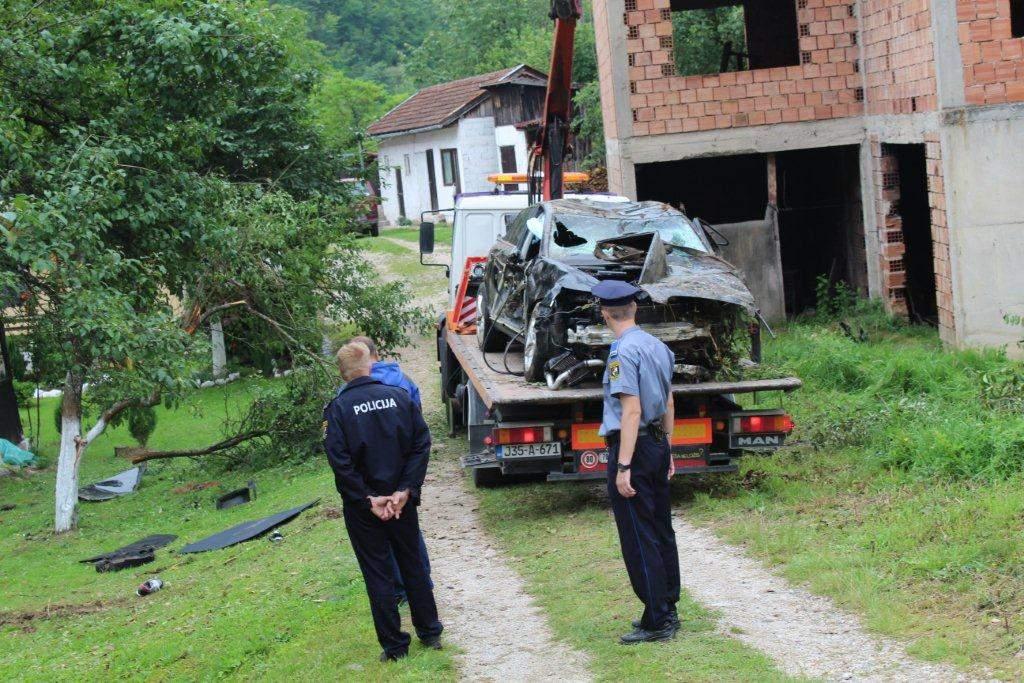 Smrskani Audi u kojem su se mladići nalazili - Avaz