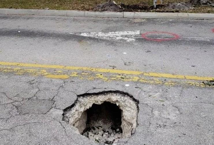 Nakon dojave o rupi na cesti, otkrili da je to zapravo tunel koji vodi u banku