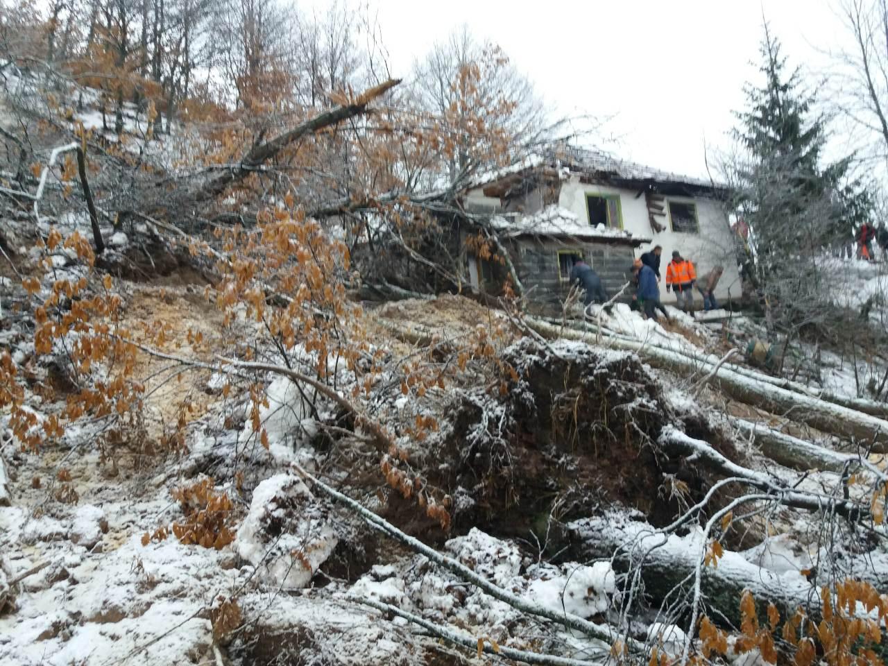 Pokrenulo se klizište u selu Borova Ravan kod Gornjeg Vakufa - Avaz