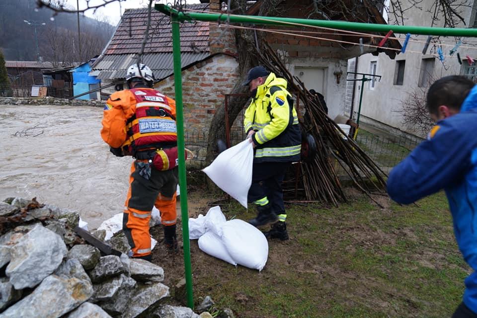 Pripadnici FUCZ-a u odbrani od poplava - Avaz