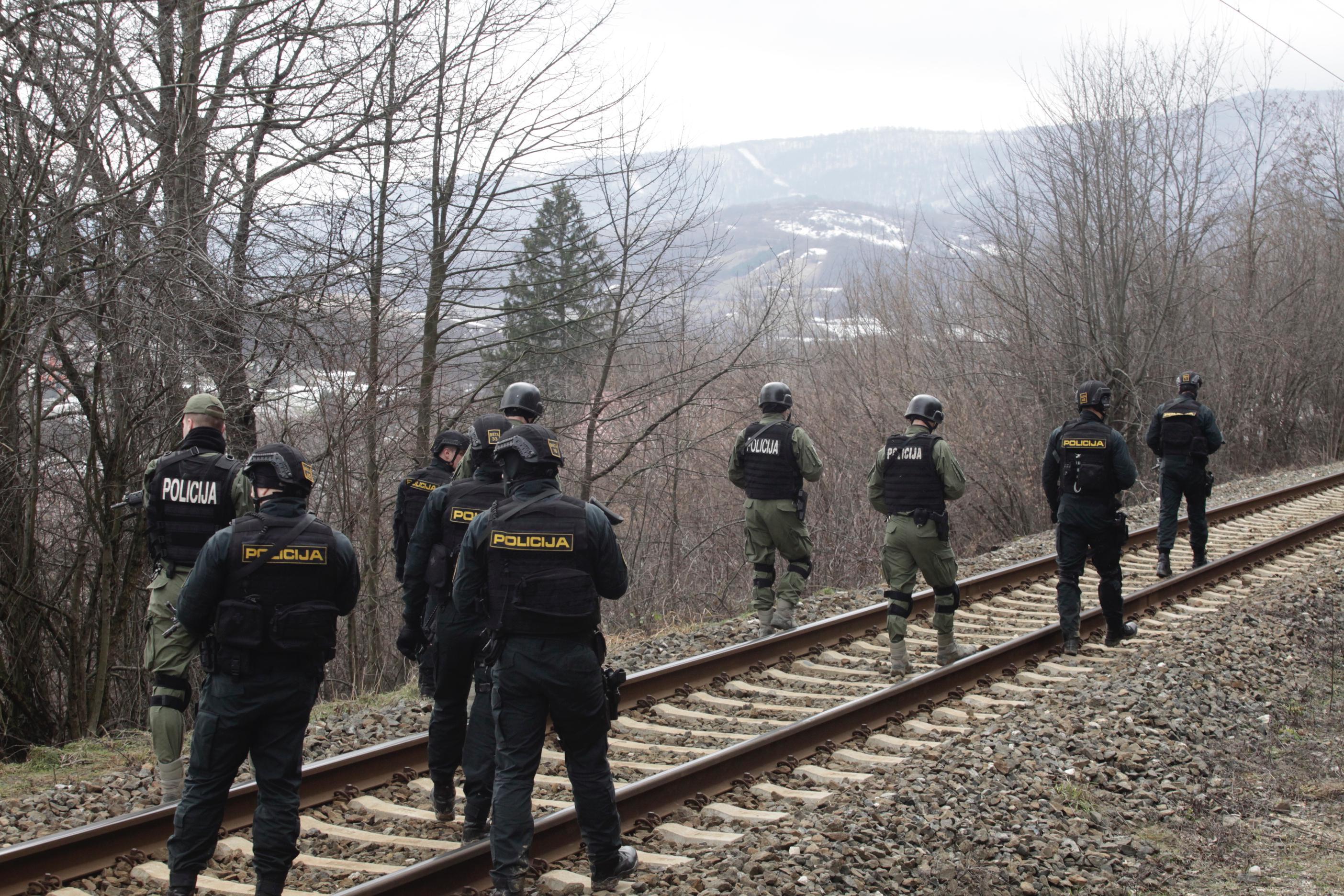 Iako patroliraju brojni policajci, mještani Suhodola u strahu, cijelu noć nisu oka sklopili