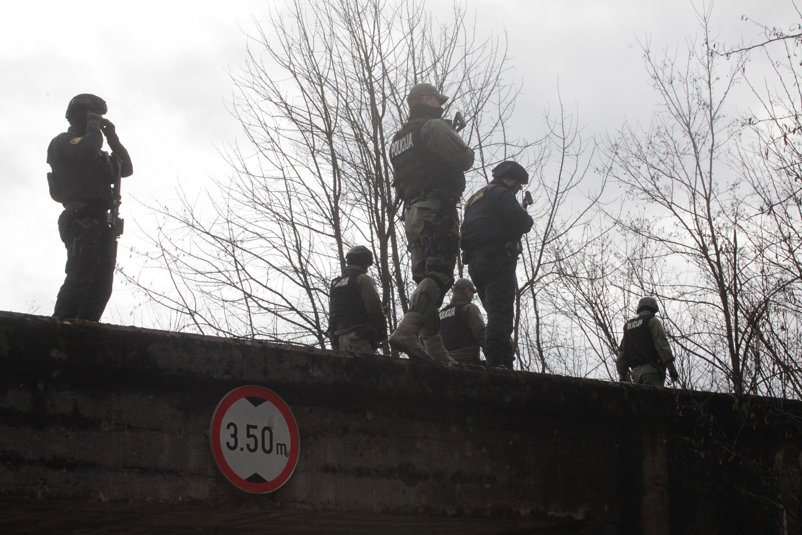 Policajci su pretraživali obližnju šumu i objekte koji se nalaze u blizini mjesta tragedije, dok su ovaj lokalitet nadlijetali i helikopteri - Avaz