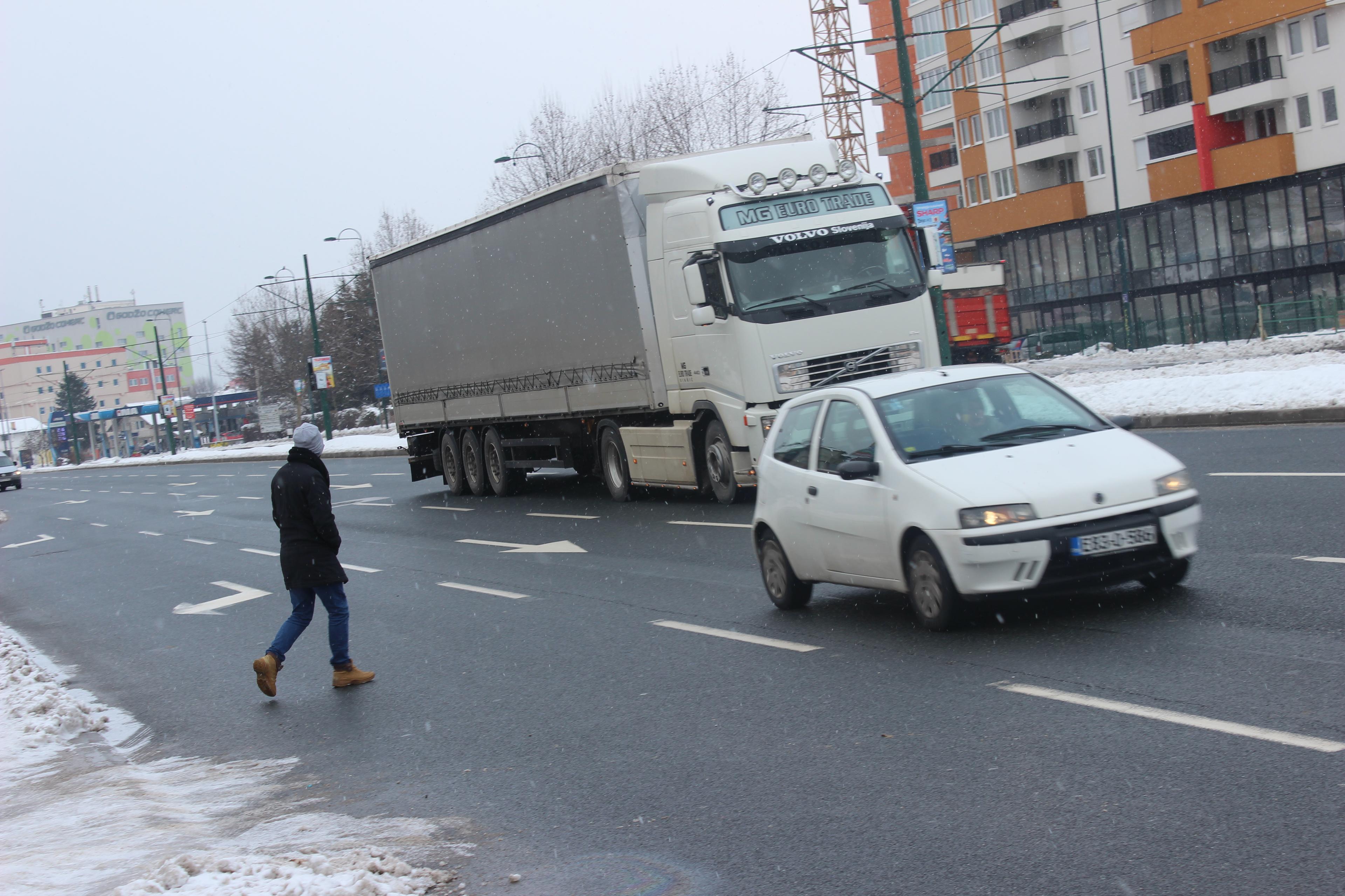 Riskiraju život da ne bi platili tramvajsku kartu