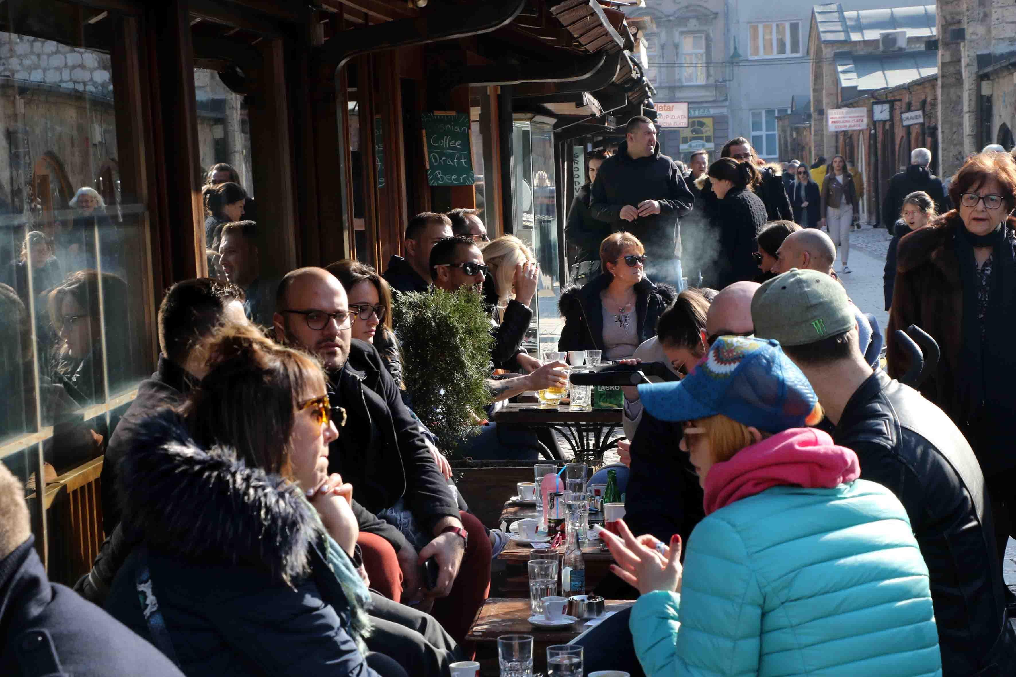 Sunčanu subotu u Sarajevu iskoristili mnogi građani i turisti: Ulice i bašte krcate