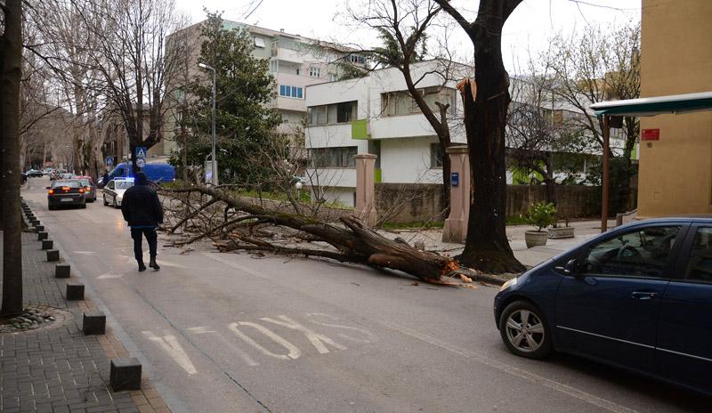 Zbog jakih udara vjetra ograničena brzina vožnje na 60km/h