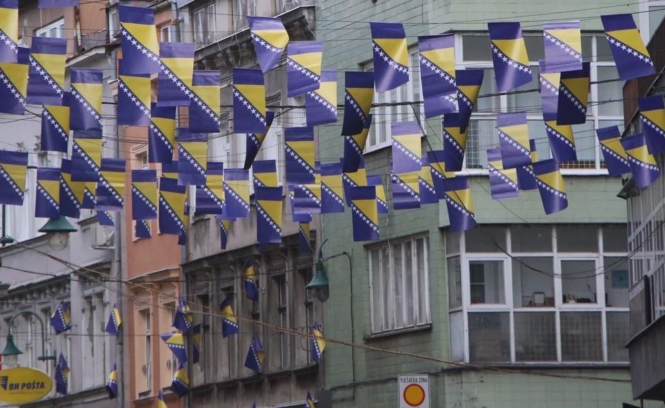 Zastave BiH postavljene u ulici Ferhadija - Avaz