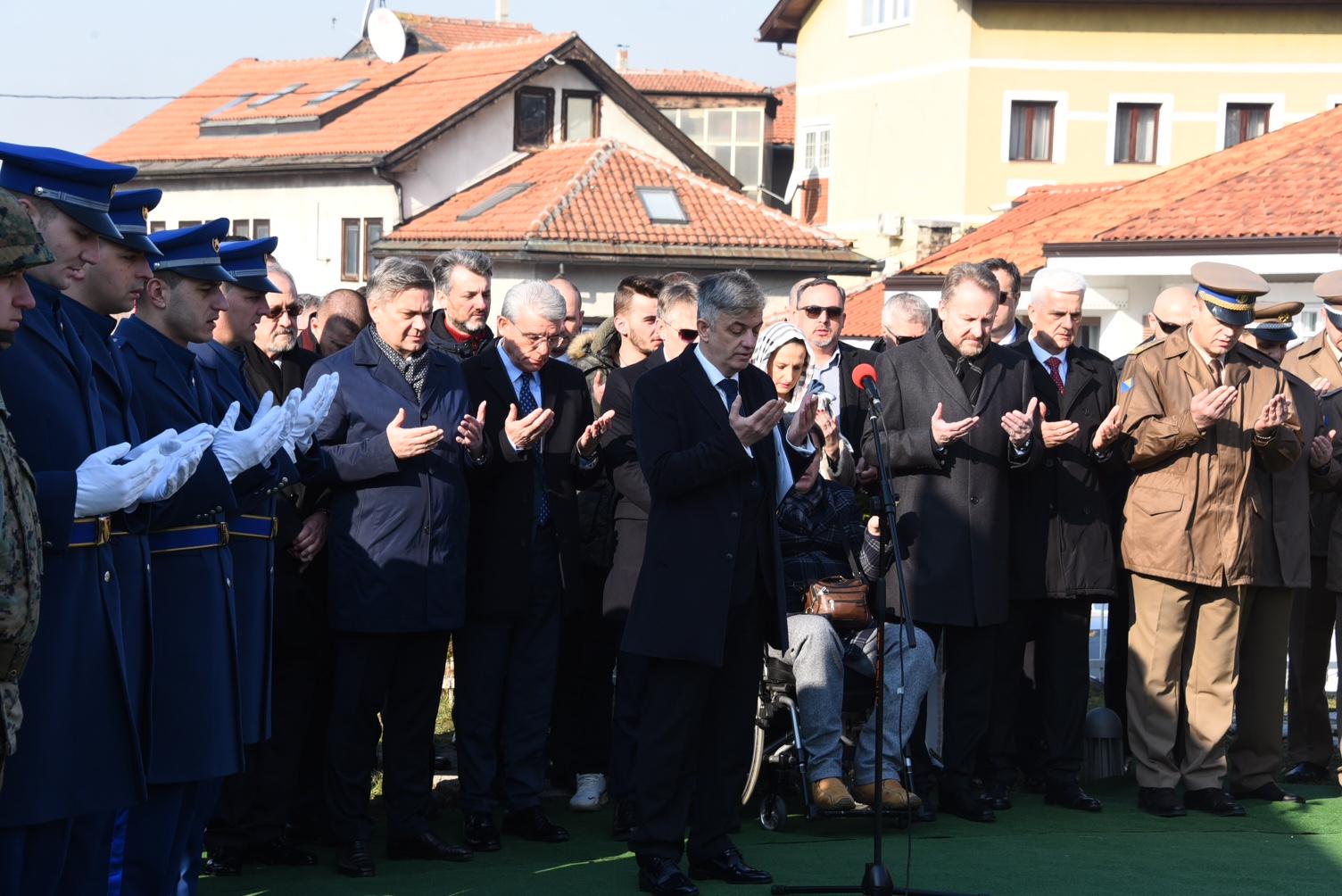 Položeno cvijeće na mezarju Kovači povodom Dana nezavisnosti - Avaz