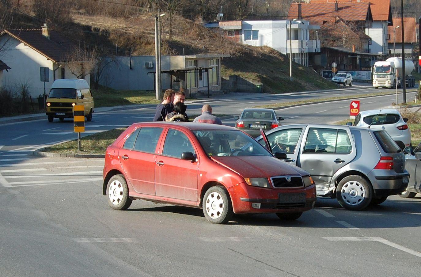 Sudar automobila Golf 4 i Škoda Fabia - Avaz