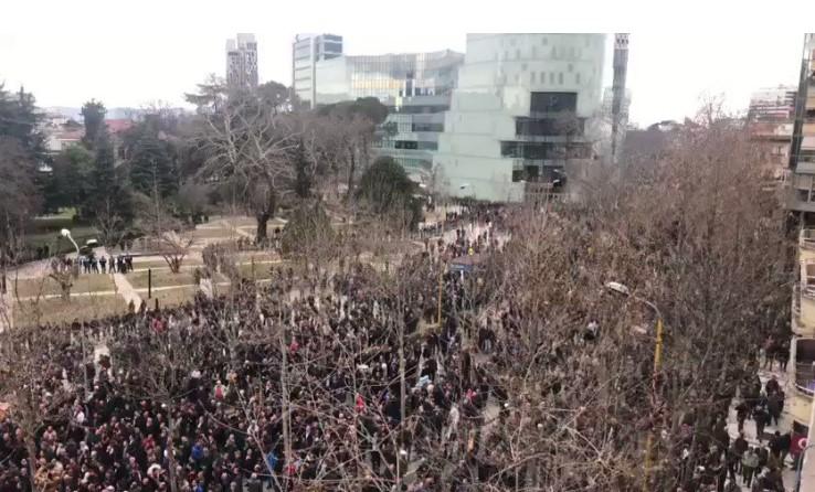 Opsada Tirane: Demonstranti opkolili Parlament