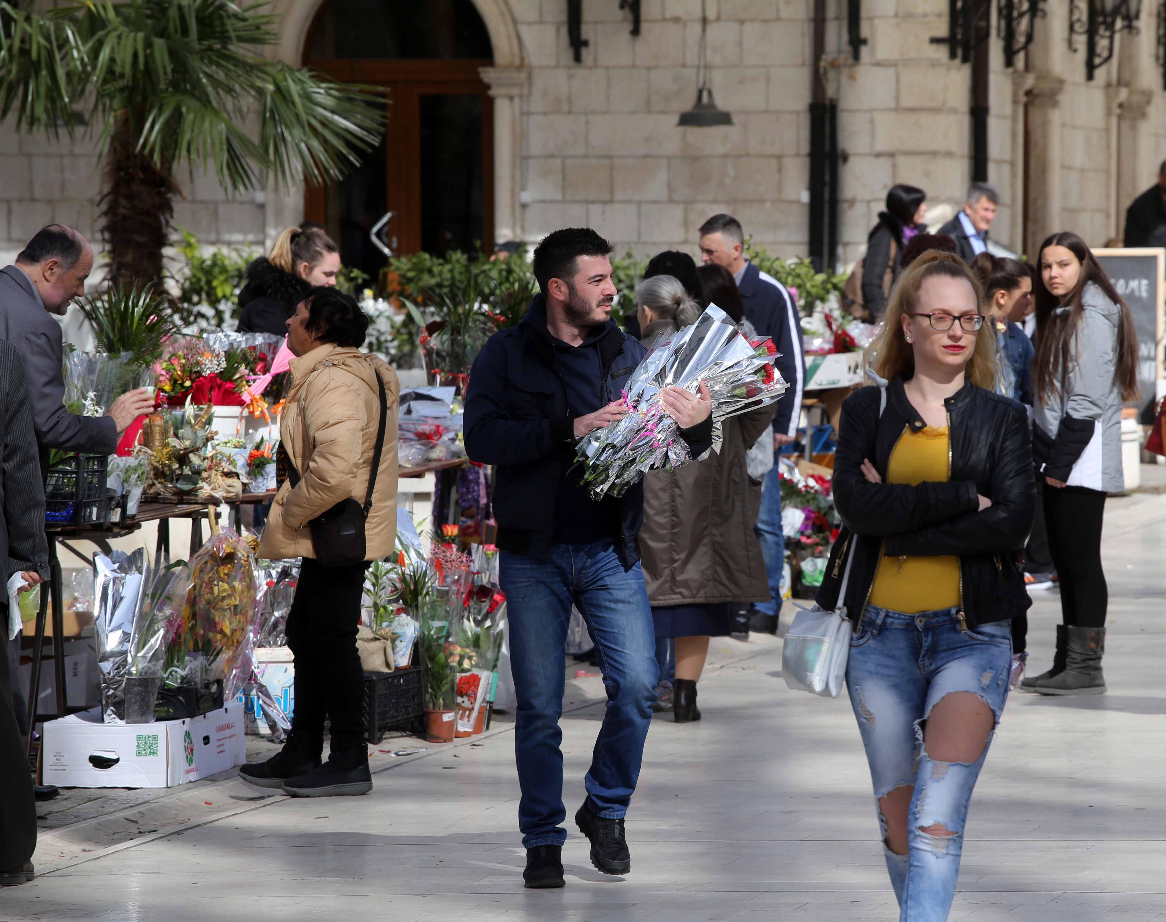 Ulice Trebinja za 8. mart prepune uličnih prodavača cvijeća i suvenira - Avaz