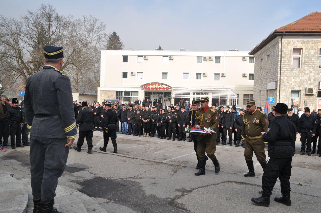 Postrojavanje četnika u Višegradu - Avaz