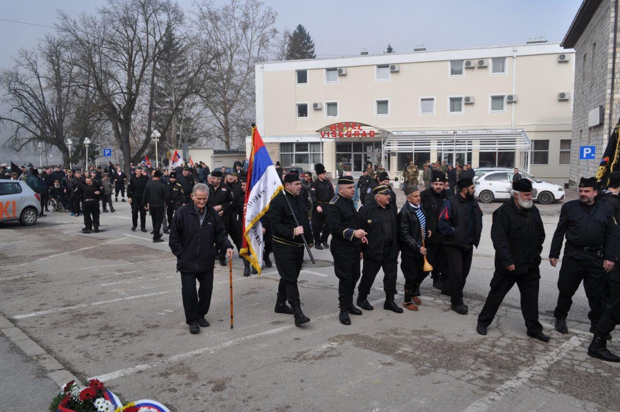 Postrojavanje četnika u Višegradu - Avaz