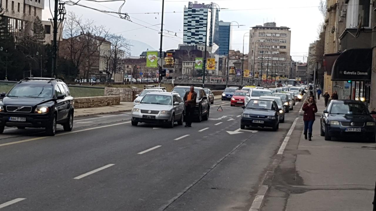 Udes na Skenderiji: Saobraćaj se odvija otežano