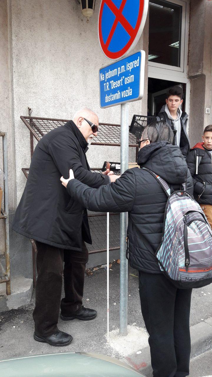 Udario u znak postavljen nasred trotoara u Logavinoj ulici