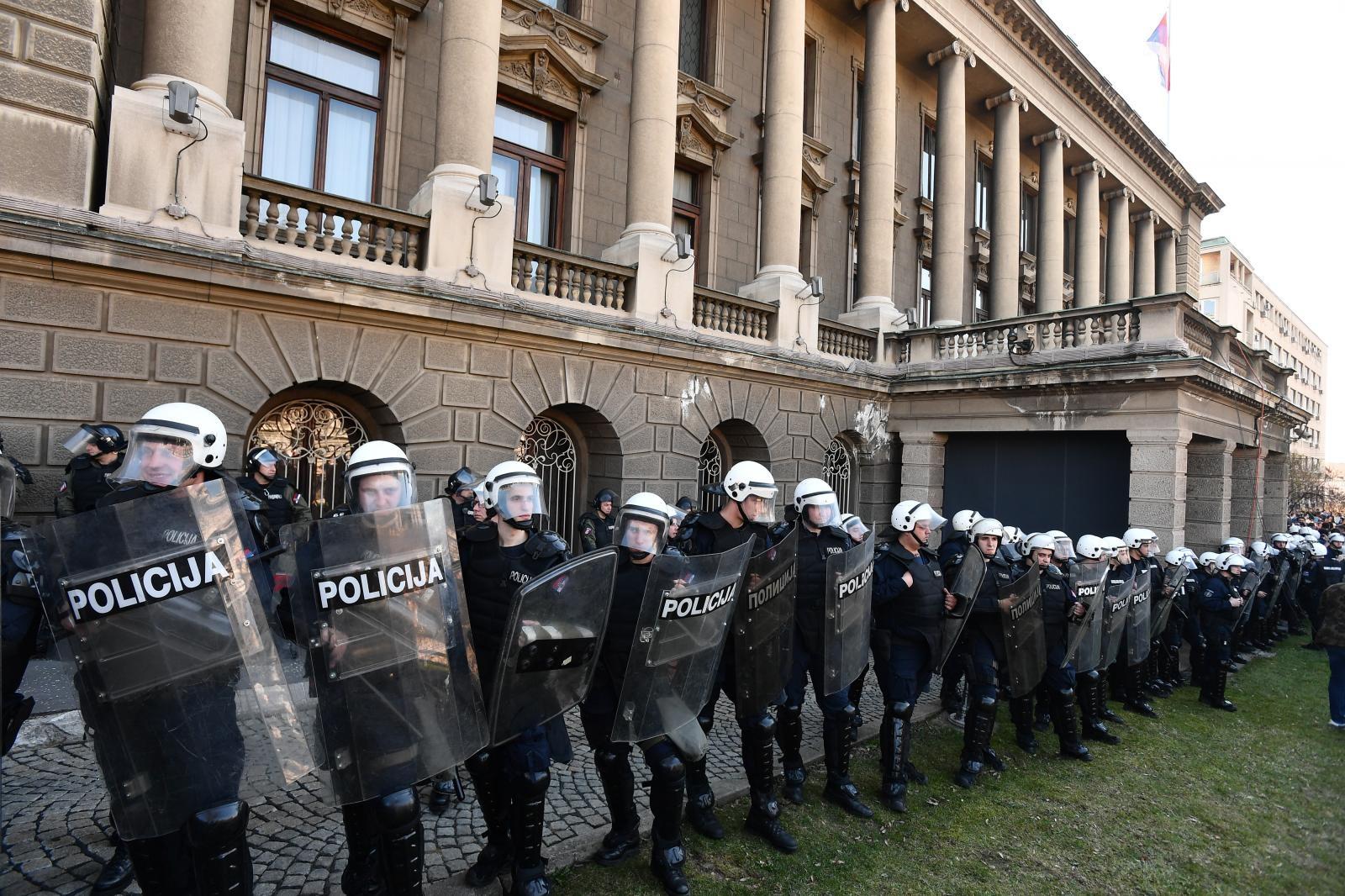 Demonstranti pred zgradom Predsjedništva u Beogradu - Avaz