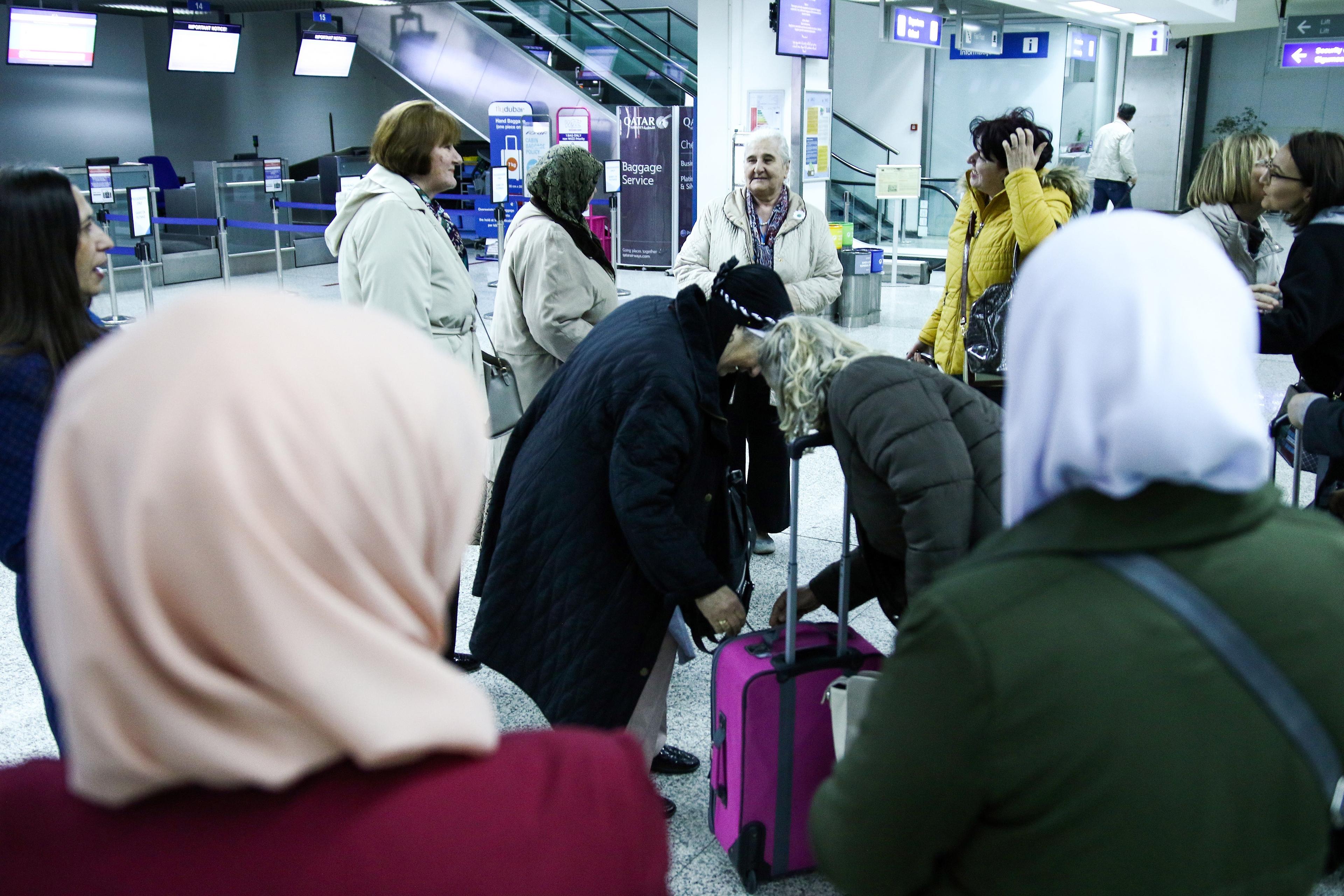 Predstavnice Udruženja "Majke Srebrenice" na  Sarajevskom aerodromu - Avaz