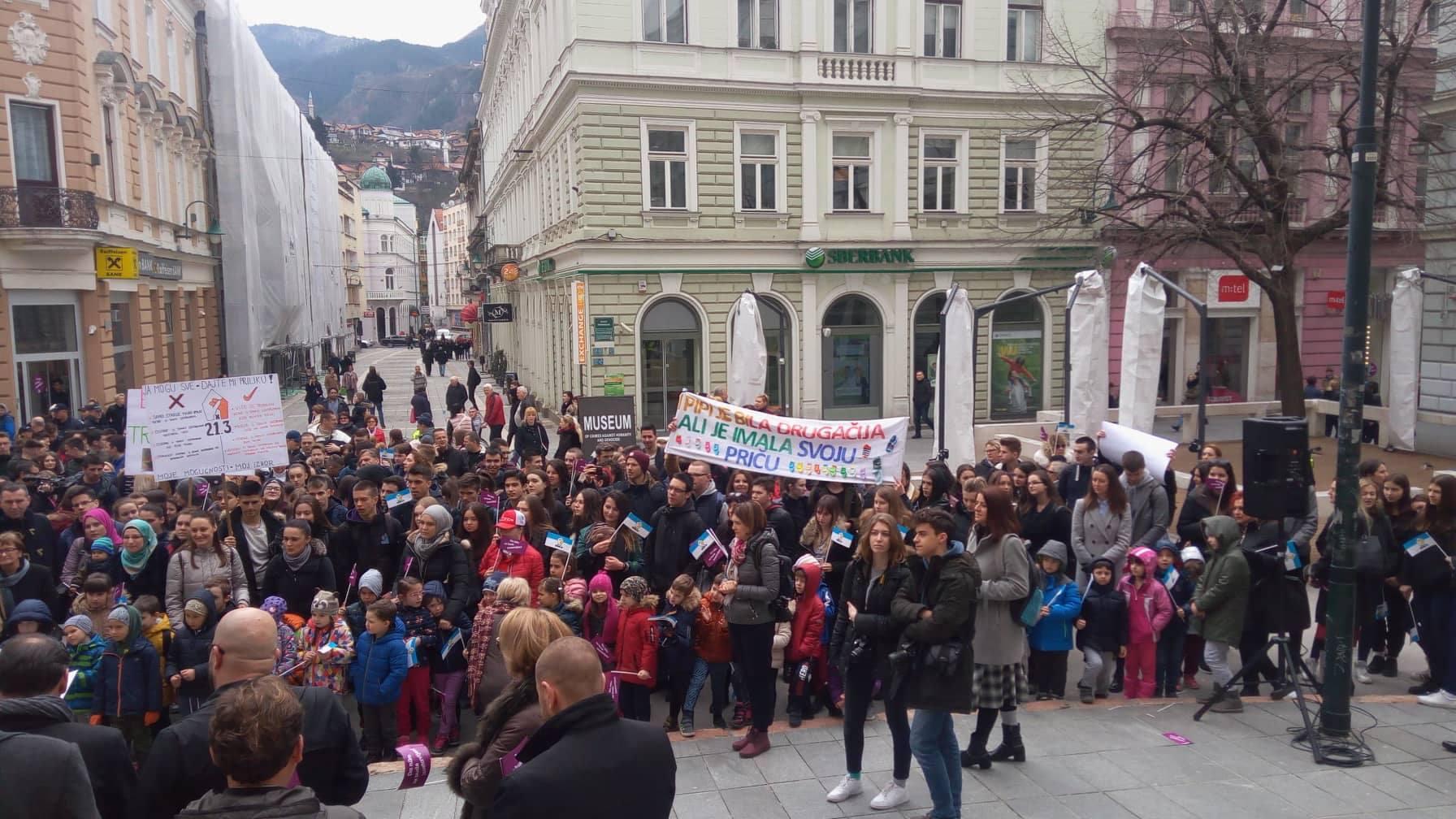 Okupljeni ljudi ispred katedrale - Avaz