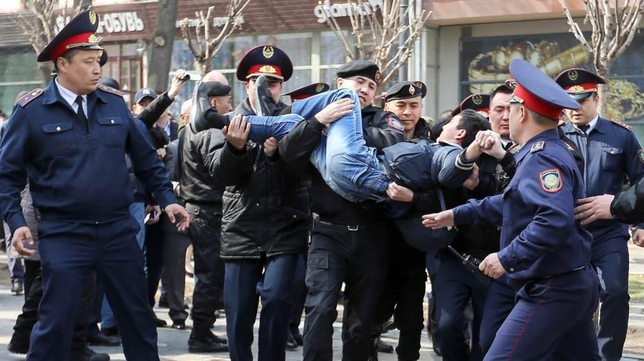 Tokom protesta privedeno više od 20 osoba