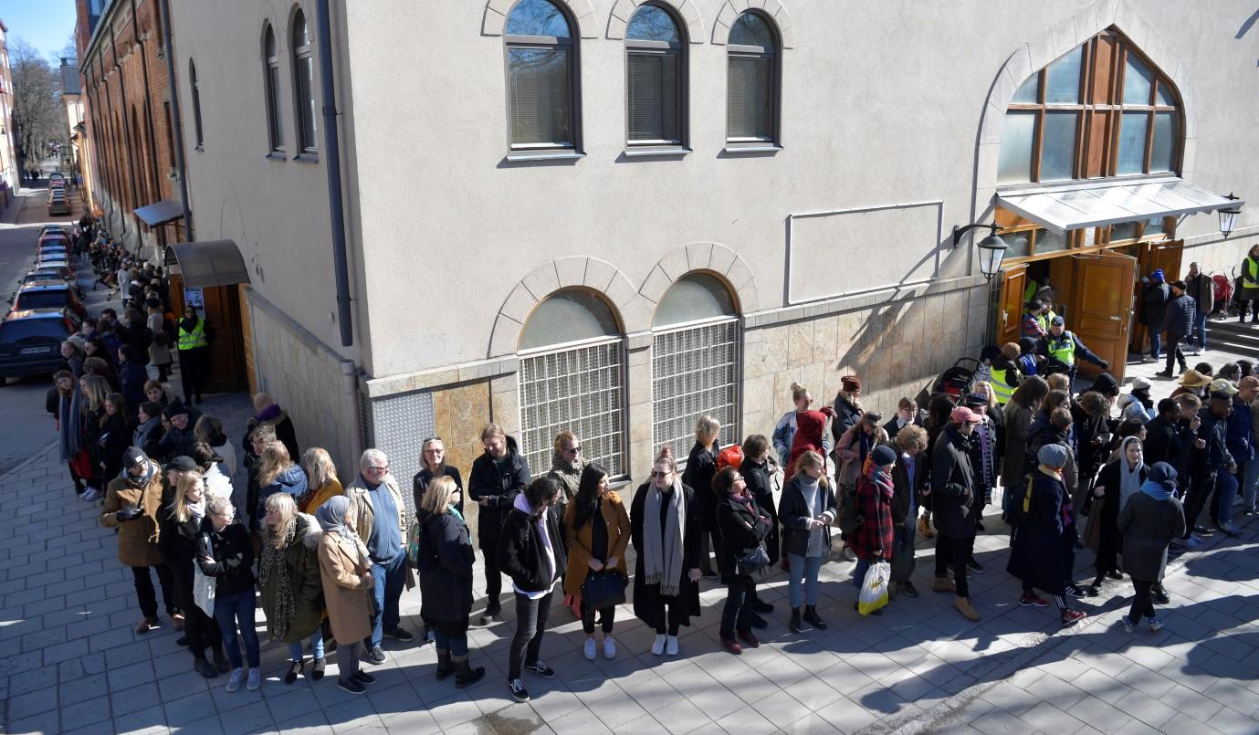 Građani Štokholma napravili obruč oko džamije kako bi čuvali vjernike tokom džuma-namaza