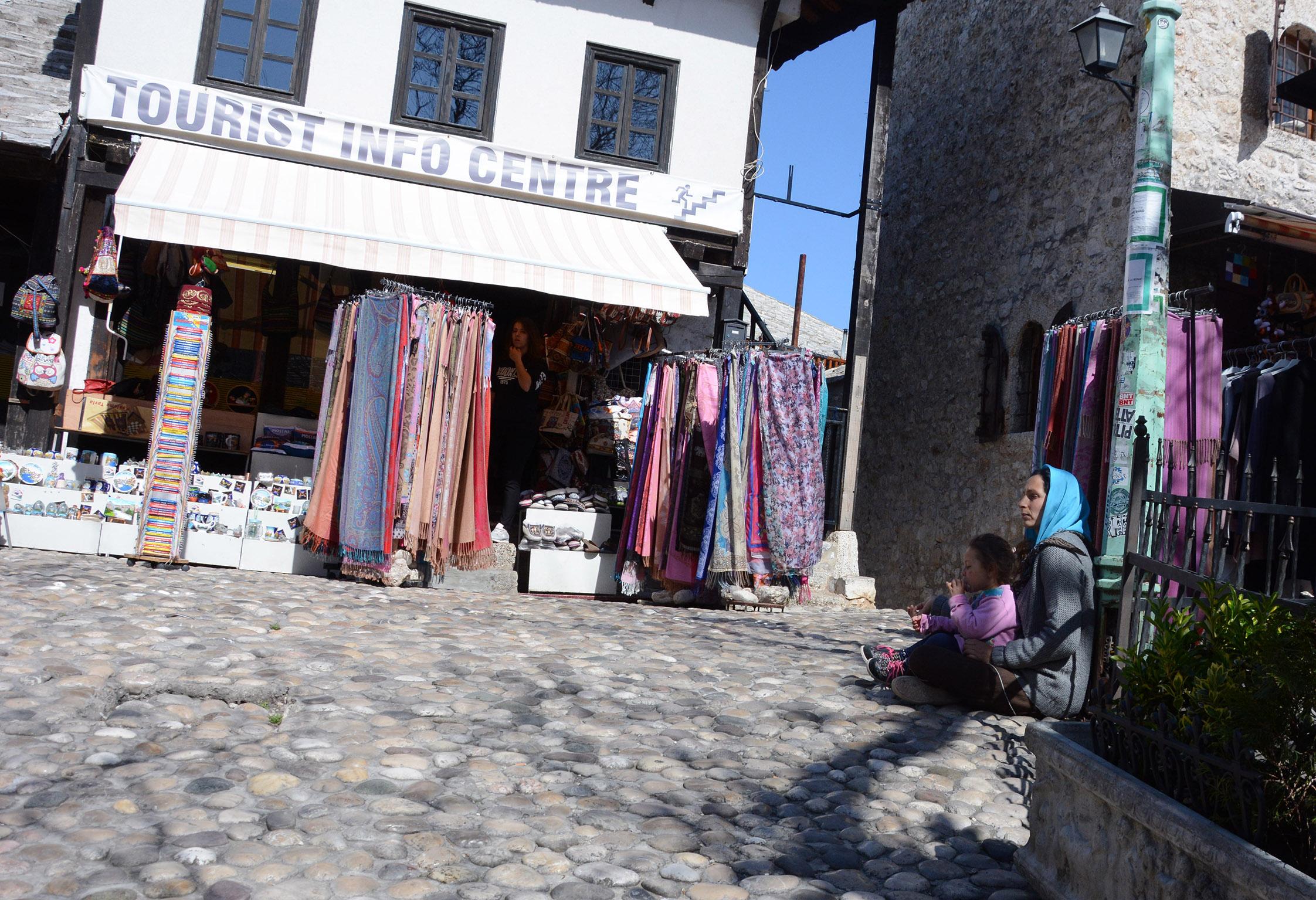 Mostar jučer: Prosjačenje predstavlja veliki problem (Foto: Ž. Miličević) - Avaz